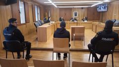 El acusado de abusar sexualmente de dos menores fugadas del centro de Santo Anxo de R�bade, en el centro, frente al tribunal de la Audiencia Provincial de Lugo.