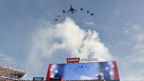 Espect�culo a�reo durante la celebraci�n en Santa Clara