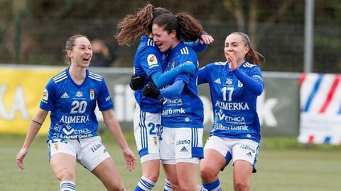 Las futbolistas azules celebran el tanto ante el Racing de Santander