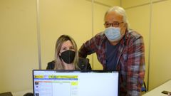 Isabel Carballeira y Rogelio Ramos, en la oficina del Sistema VioG�n de Ferrol