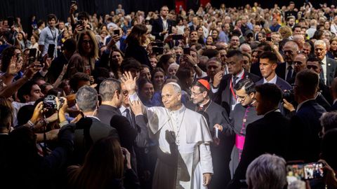 El papa saluda a los asistentes