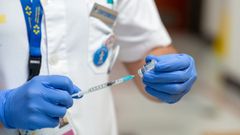 Una enfermera de Canarias, la comunidad m�s atrasada en la vacunaci�n, prepara una dosis del medicamento contra el covid-19
