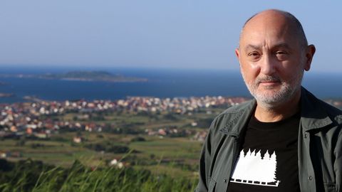 El historiador José Manuel Vázquez Lijó, en el mirador de A Pedra da Rá, con la isla de Sálvora al fondo.