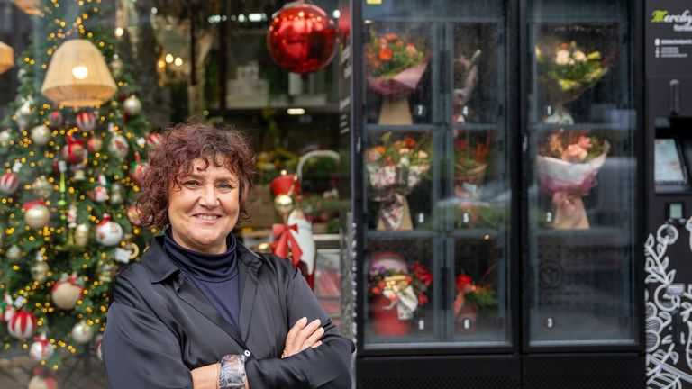 Mercedes Calvo posa ante la máquina que ha instalado en García Barbón, 101.