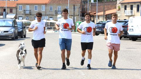 El perro Panda, Isaac P�rez Cabaleiro, Xi�n Parada Cabaleiro, Jorge Garc�a Balea y Miguel Garc�a Balea, este martes, en el aparcamiento del puerto de Beluso, en Bueu