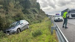 El veh�culo se sali� de la autov�a A-52 y anduvo unos cien metros por la cuneta entre la bionda y el talud sin chocar contra nada.
