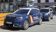 Veh�culos de la Polic�a Nacional estacionados junto a la Subdelegaci�n de Gobierno en Pontevedra