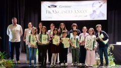 O alcalde de Outes, Francisco Calo, posou cos ga�adores do certame de poes�a Francisco A��n
