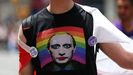 Un manifestante luce una camiseta con la cara de Putin en el da del Orgullo Gay en Nueva York