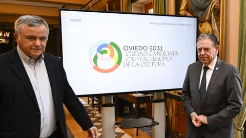 El alcalde de Oviedo, Alfredo Canteli (d) y uno de los miembros del equipo de la candidatura, Rodolfo S�nchez (i) durante el acto de presentaci�n del proyecto final de la candidatura a la Capitalidad Europea de la Cultura de la ciudad celebrado en el sal�n de plenos del ayuntamiento este martes