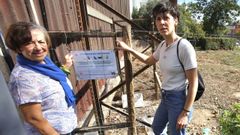 Elvira Daz, responsable de Michos, junto a Corazn Fernndez, voluntaria de la Protectora