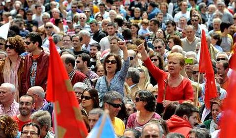 No hace falta entrar en la absurda guerra de cifras: una multitud inapelable clam� ayer en Ferrol por su derecho a tener futuro.