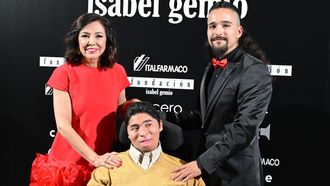 Isabel Gemio junto a sus dos hijos Gustavo y Diego