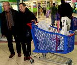Muchos consumidores como Ana y Ricardo optan por comprar la marca blanca para ajustar.
