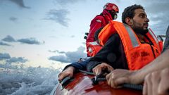 Inmigrantes que est�n siendo trasladados al barco de rescate en la costa de Libia.