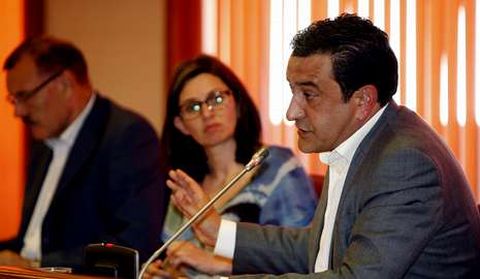 Los tres ediles vigueses  del Bloque en el pleno de junio.