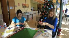Maryna, de J�rkov, y Hanna, del Domb�s, confeccionando art�culos navide�os de decoraci�n el viernes en el albergue del Monte do Gozo
