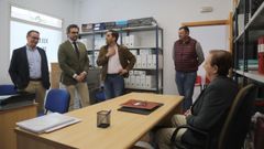El director xeral de Xustiza, Jos Tronchoni, y el conselleiro de Presidencia, Xustiza e Deportes, Diego Calvo, este mircoles visitando el juzgado de paz de Oroso, acompaados por el alcalde del municipio, lex Doval.