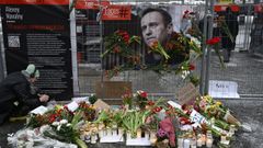 Homenajes a Navalni en Helsinki.