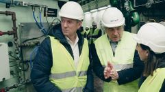 Los presidentes de la Xunta y de Naturgy, Alfonso Rueda y Francisco Reyns, en la central de Belesar