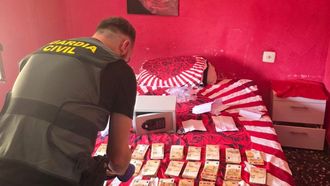 La Guardia Civil registra el domicilio del matrimonio, esta ma�ana en Callosa de Segura, Alicante.