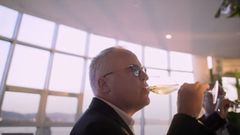 El cr�tico estadounidense James Suckling, autor del reportaje, en una cata en Se�l