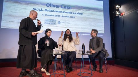 Instalaci�n en el Museo Reina Sof�a. El director del Museo Reina Sof�a, el gallego Manuel Segade; Julia Morandeira, responsable de la direcci�n de estudios del museo; el cineasta lugu�s Oliver Laxe; y Chema Gonz�lez, jefe del departamento de cine y nuevos medios del museo, durante la presentaci�n en el Reina Sof�a de la instalaci�n de Laxe que acoge: �HU. Bailad como si nadie os viera�, que parte de la investigaci�n y las grabaciones que el realizador efectu� para elaborar la cinta �Sir�t�.