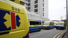 Ambulancias en el exterior del hospital Montecelo, en Pontevedra