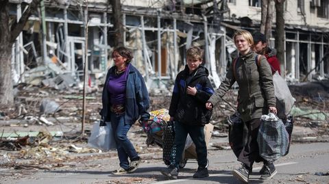 Civiles en la ciudad devastada de Maripol, que lleva siendo asediada por los rusos desde el inicio de la invasin. 
