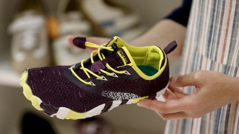 Tiendas infantiles como Marilya, en Santiago, ofrecen estos zapatos más anchos y flexibles