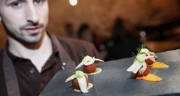 Un camarero con uno de los siete platos que integran el men� vietnamita
