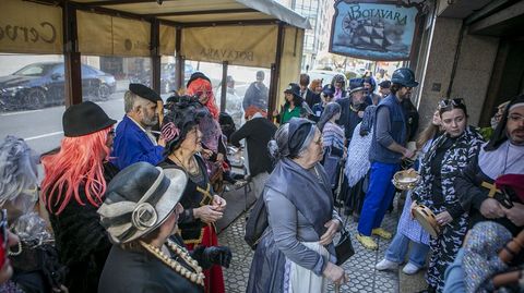 Entierro de la Cunca en Praia Xard�n (Boiro)
