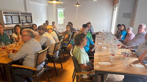Un momento de la degustaci�n en la sala de catas de la bodega