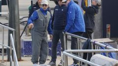 Pedro Campos, de gris, charlando con Juan Carlos I en el pantaln de Sanxenxo