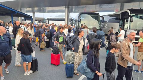 Los pasajeros de primera hora tuvieron que coger un bus para ir a Lavacolla