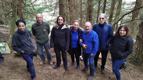  la consejera Rita Camblor (tercera por la izquierda en la imagen), la alcaldesa de Lena, Gemma lvarez (cuarta por la izda.) y la viceconsejera de Justicia (primera por la derecha) con la antroploga y  familiares de las vctimas de la represin.