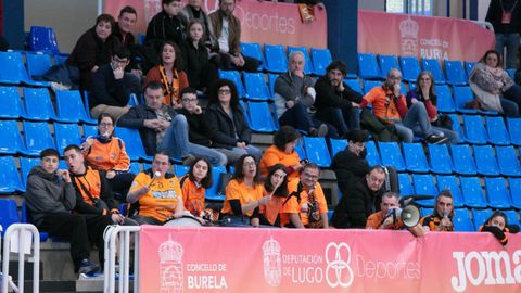 Aficionados burelistas en la grada del Vista Alegre durante el partido de Primera Iberdrola contra el Atl�tico Torcal.