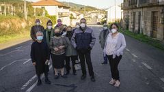Vecinos de A Groba que tienen problemas con el agua de la tra�da.