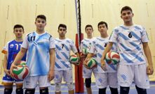 Ocho talentos en el combinado gallego. De izquierda a derecha, el jugador del equipo juvenil, Daniel V�zquez, acompa�ado de los cadetes Dar�o Outeiral, Christopher Rodr�guez, Borja Santamar�a, Rub�n Mart�nez y Daniel Olveira. En la imagen faltan Pablo Nieto, que  estaba concentrado en Palencia con selecci�n espa�ola, y Alejandra Moledo, que no estaba en Boiro esa misma tarde. 