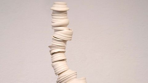 Teresa Solar hace su particular interpretaci�n de los trabalenguas con un montaje realizado sobre un tr�pode y con cer�mica blanca encerada.