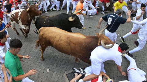 Momento en el que uno de los toros alcanza a un mozo