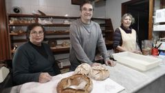 Cristina Barreiro, actual gerente de Panadera Benigno, con su marido, Benigno lvarez Gabeiras (panadero jubilado) y una de las trabajadoras de una empresa familiar y artesana que tiene el horno en la calle Almirante Chicarro, un despacho en Lodeiro y reparto por diferentes parroquias y lugares de Viveiro