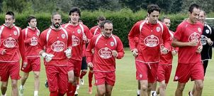 Los jugadores realizan carrera sobre el c�sped de A Campi�a durante un entrenamiento de la semana pasada.