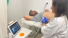 Las pruebas con FibroScan para detectar h�gado graso, similares a una ecograf�a, se hacen este martes en una consulta del Hospital Provincial de Pontevedra