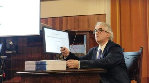 Juan F�lix Neira, en un momento de la defensa de sus tesis 