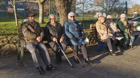 Vecinos del barrio de San Valentín, en Fene, en los bancos junto al pabellón