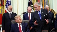 El senador republicano por Alaska Dan Sullivan, en el despacho oval junto a Trump