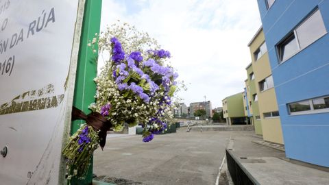 Flores en el exterior del colegio en el que estudiaba el menor fallecido, esta mañana
