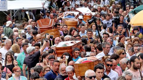 Ocho ata�des (tres vac�os) con los ofrecidos vivos en su interior