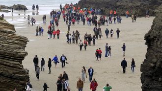 Turistas en la playa de As Catedrais.